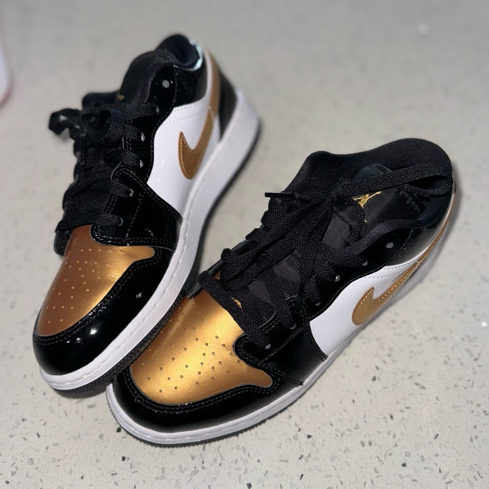 Jordan 1 Low SE Gold Toe (GS) Size 9 Women